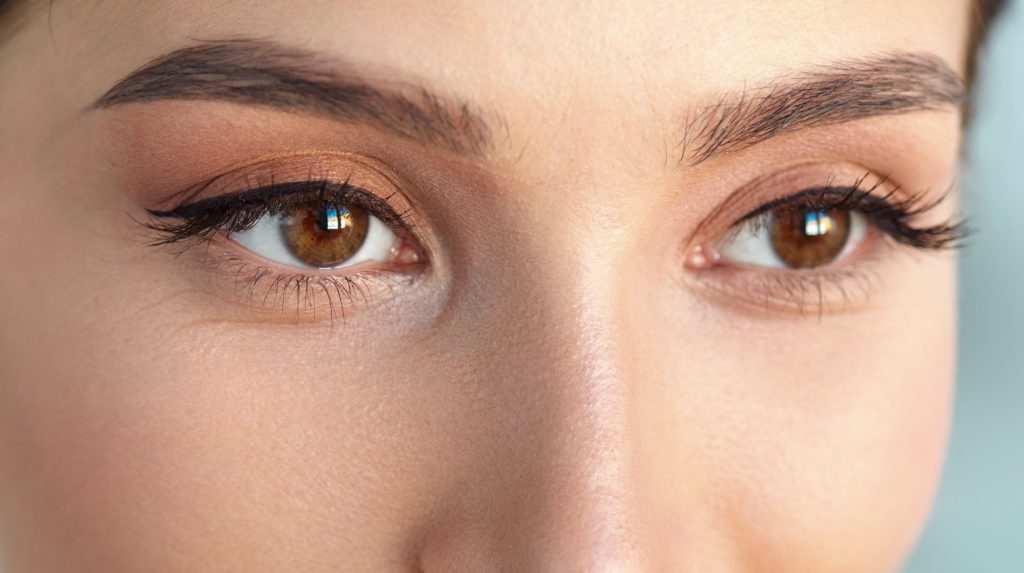 Close-up on a woman's brown eyes